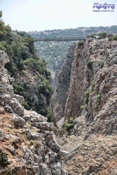 Widok na most z wąwozu Aradena