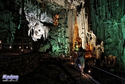 Szatę naciekową jaskini podkreśla kolorowe podświetlenie