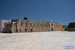 Ascetyczna fasada klasztoru Moni Arkadiou