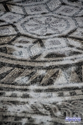 Zbliżenie na pozostałości mozaiki w rzymskiej łaźni publicznej