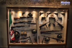 W kilku muzealnych salach prezentowane są pokaźne zbiory broni palnej z różnych okresów historii Krety